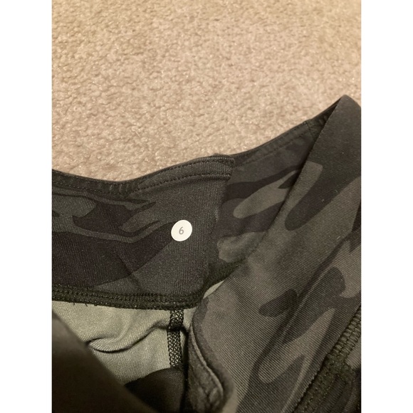 RARE Lululemon Hot Hot Short Size 6 - Picture 8 of 15